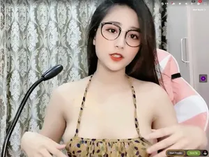 Eny xinh đẹp phục vụ mấy anh em đồng dâm vô cùng nhiệt tình