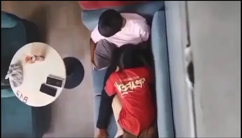 Quay lén con ghệ liếm bú cho bạn gái nơi công cộng